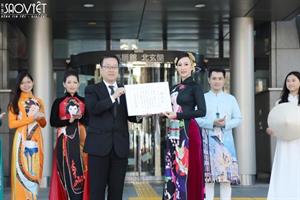 Hoa hậu Paris Vũ được Thị trưởng trao bằng cống hiến vì sự kiện Giao lưu văn hóa Việt - Nhật