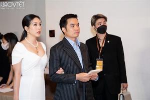 Hoa hậu Thu Hoài khoác tay “trai lạ” tham dự show của NTK Lê Thanh Hòa