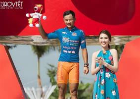Hoa hậu Tường Linh hạnh phúc khi có bố mẹ đến cổ vũ cô ở sự kiện tại quê nhà