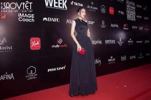 Hoa hậu Tuyết Nga ‘chặt chém’ trên thảm đỏ Tuần lễ thời trang quốc tế Việt Nam 2021