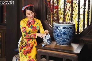 Huỳnh Hồng Loan e ấp diện áo dài truyền thống đón Tết 
