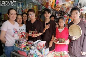 Huỳnh Lập “náo loạn” cả khu chợ để bán nem chua giúp gia đình người phụ nữ bất hạnh