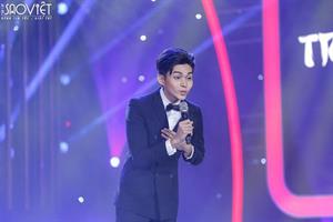 Jun Phạm bày tỏ tình cảm với bố trên sân khấu