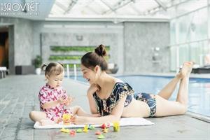 Lan Phương khoe eo thon dáng chuẩn cùng con gái Lina vui chơi tại hồ bơi