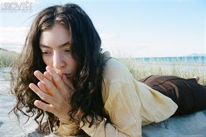 Lorde chính thức phát hành album ‘Solar Power’ sau 4 năm, quyết định không sản xuất CD vì vấn đề môi trường