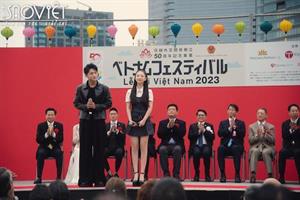 Lưu diễn tại Osaka, AMEE và GREY D bất ngờ khi được khán giả Nhật đón chào, tặng quà và thư tay