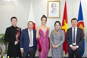 Mai Ngô nhận bằng khen của đại sứ quán Việt Nam tại Nhật