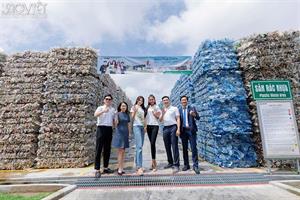 Miss Earth 2022 - Mina Sue Choi  tìm hiểu công nghệ tái chế rác thải nhựa tại Việt Nam
