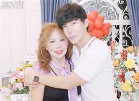 Nathan Lee rạng rỡ bên mẹ và NSND Lan Hương ngày trở về Việt Nam