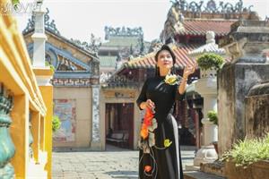 NSUT Vân Khánh diện áo dài Việt Hùng, lộng lẫy kiêu sa bên ngôi đền cổ