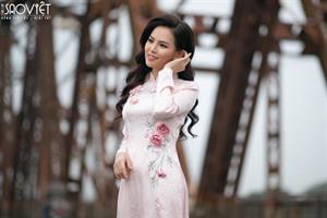 Phi Huyền Trang đẹp thước tha trong tà áo dài truyền thống Việt 