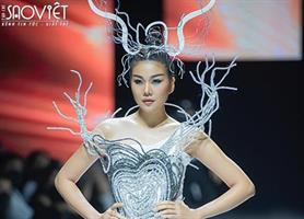 Siêu mẫu Thanh Hằng đảm nhận vị trí vedette của show NTK YVan Trần