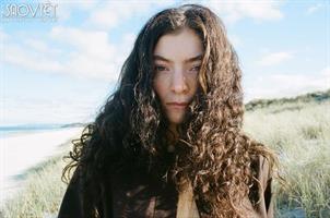 Single mới bị leak, Lorde bất ngờ tung luôn “Solar Power” sau 4 năm vắng bóng