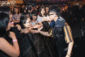Sơn Tùng M-TP tiếp tục “trao hết” khi tháo dây chuyền hiệu tặng fan tại Meet&Greet của Sky Tour Đà Nẵng
