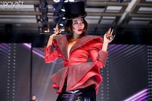 Thanh Hằng đẹp ‘nao lòng’ trong show diễn của Ivan Trần