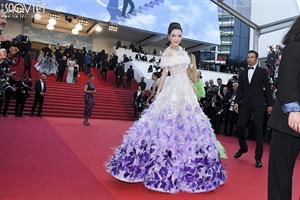 ‘Thiên Di’ - Lý Nhã Kỳ hóa công chúa trên thảm đỏ Cannes