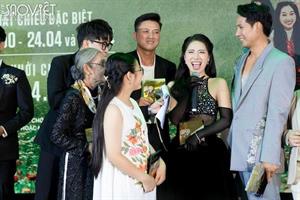 Tín Nguyễn dẫn bố mẹ ở quê đi xem vai diễn điện ảnh đầu tay