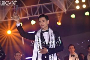 Trịnh Bảo được các thí sinh Quốc tế tung lên cao khi đăng quang Mr International 2019