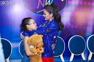 Văn Mai Hương bật khóc trong hậu trường khi chia tay thí sinh Vietnam Idol Kids