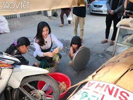 Vân Trang lang thang bán cá bóng hàng rong giúp đỡ gia đình chài lưới vô gia cư