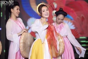 Vy Oanh “hát ngọt, múa dẻo” với trong MV đầu tiên trong album Xuân Quê Hương
