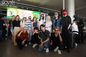 Z-Boys, Z-Girls “đốn tim” fan Việt ngay lần đầu xuất hiện tại sân bay Việt Nam