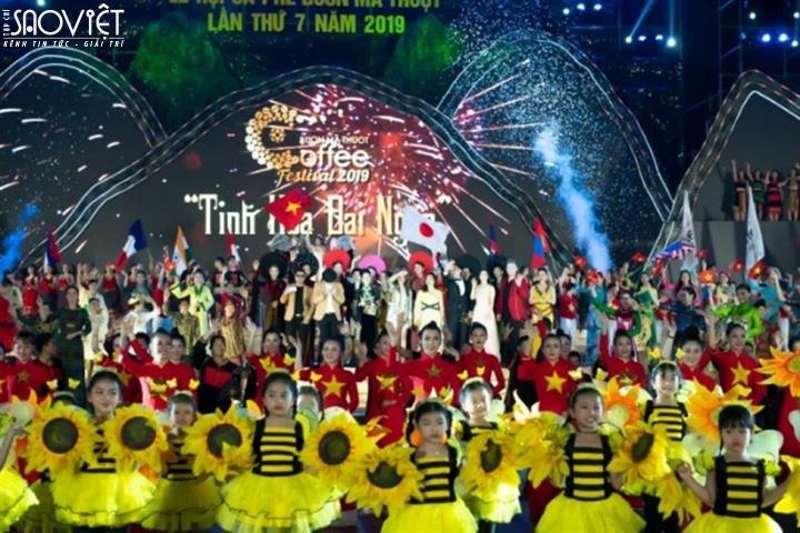 Tinh hoa Đại ngàn của NTK Việt Hùng lộng lẫy trong đêm khai mạc Lễ hội Cà phê