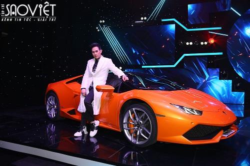 Trước giờ diễn, Nguyên Vũ vẫn tranh thủ tạo dáng sang chảnh bên siêu xe Lamborghini trên sân khấu