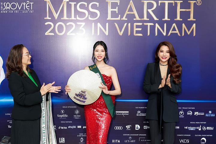 Trưởng BTC Miss Earth 2023 Trương Ngọc Ánh trao sash cho thí sinh Miss Earth