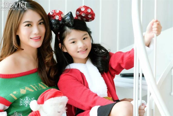Trương Ngọc Ánh khoe vẻ gợi cảm, đón Giáng sinh sớm cùng con gái Bảo Tiên