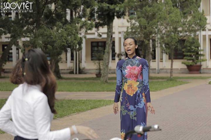 Tùng Maru và Mai Ngô lần đầu tiên làm giảng viên vũ đạo cho hơn 150 học sinh tỉnh Kon Tum