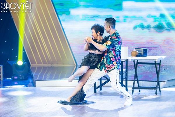Việt Hương lên sân khấu nhảy cùng trai lạ, khi đi hết mình khi về hết hồn