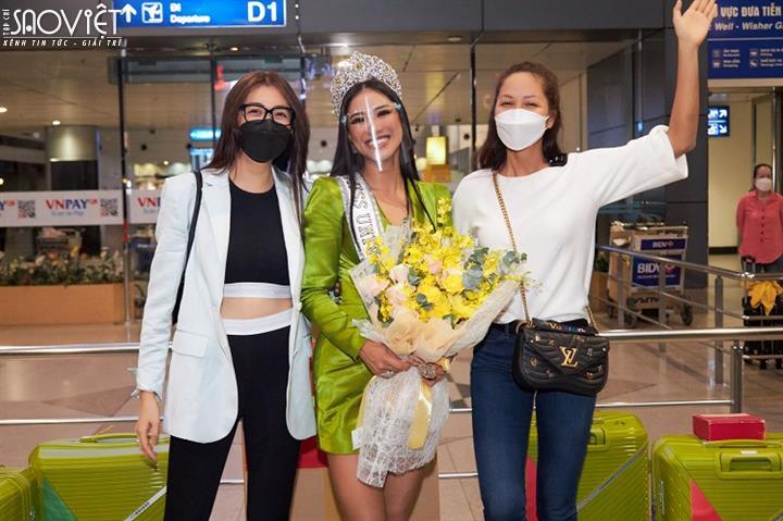 Vừa đến Israel, Kim Duyên khoe thần thái đỉnh cao cùng các chị em Miss Universe