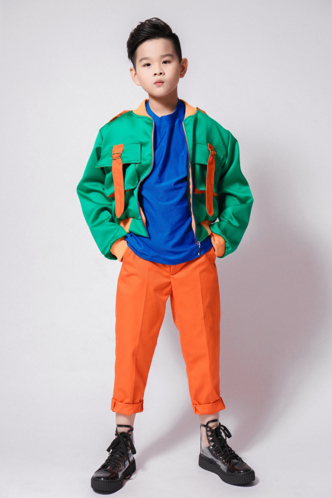 Phong Danh - cậu bé nổi tiếng với phong cách phối đồ giống ca sĩ Sơn Tùng - trông sành điệu khi kết hợp bomber với áo thun trơn và quần baggy xắn gấu.