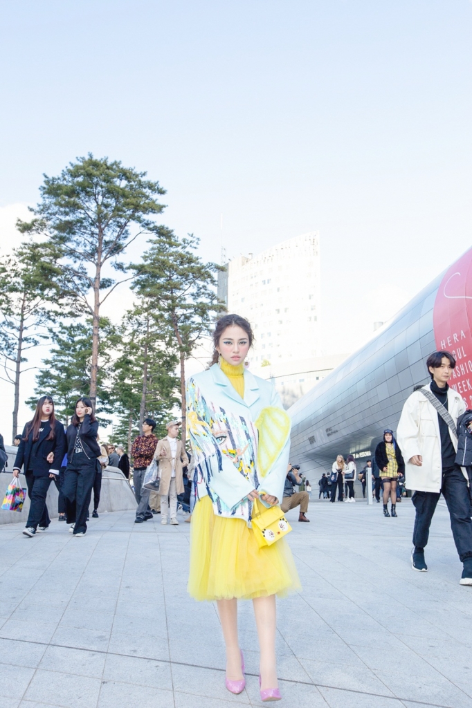 lan dau tham du seoul fashion week thien nga duoc xuong danh tren instagram cua vogue