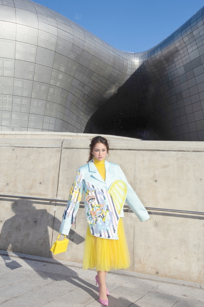 lan dau tham du seoul fashion week thien nga duoc xuong danh tren instagram cua vogue