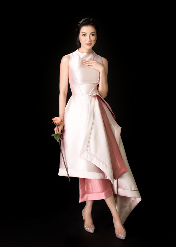 BST sử dụng chất liệu vải lụa cao cấp, mang đến cảm giác sang trọng, quý phái. MC Thanh Mai chọn một thiết kế gam màu hồng ngọt ngào. Phần tùng váy bất đối xứng được cắt xẻ và xếp lớp cầu kì, tạo điểm nhấn cho chiếc đầm.