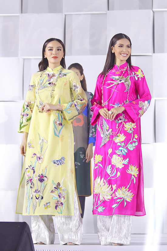 Hoa hậu Việt Nam 2014 Kỳ Duyên và Hoa hậu Siêu quốc gia châu Á 2018 Minh Tú nắm tay nhau trình diễn ở phần kết.