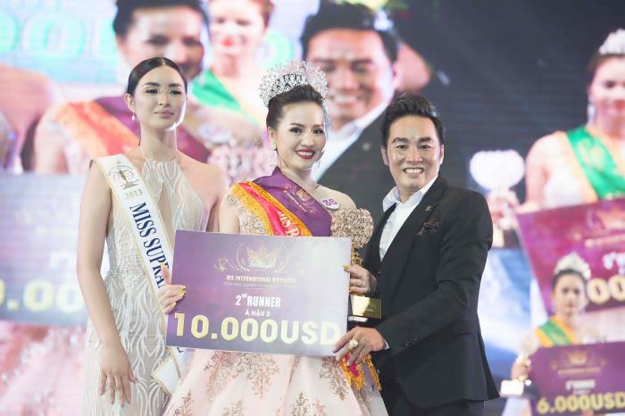 Ông Lê Ngọc Hưng và Hoa hậu Siêu quốc gia 2013 Mutya Johanna Datul trao giải cho Á hậu 2 Candy Lộc.
