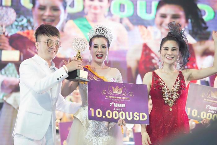 Đồng danh hiệu Á hậu 2 là thí sinh Thúy Nhân đến từ Hà Nội. Trong ảnh ca sĩ Thu Trang Bolero và ca sĩ Dương Ngọc Thái trao giải cho thí sinh.