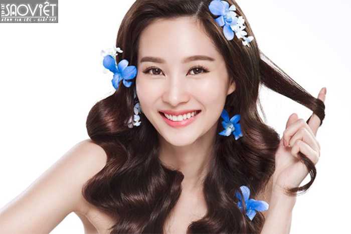 Hoa hậu Đặng Thu Thảo đẹp dịu dàng với tóc kết hoa