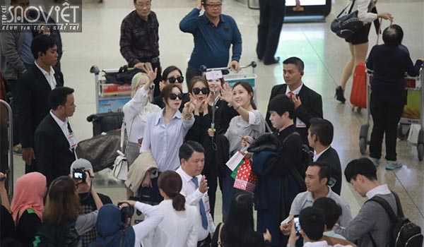 T-ara chụp ảnh 'tự sướng' khi xuống sân bay Tân Sơn Nhấ